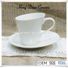 Taza de té de cerámica moderna y platillo, taza de café de porcelana blanca con platillo al por mayor, taza de cerámica y platillo